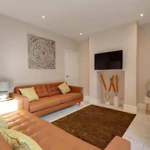  Holiday home Beautiful, 3 Bedroom Terrace, 2 Minutes Walk From Train Station.