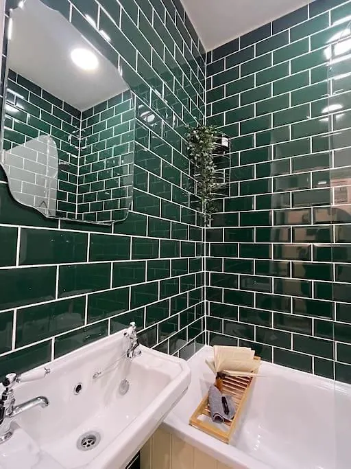 Hoole House- Bright And Modern 2 Bedroom House, Close To Chester Train Station And The City Centre 0*,