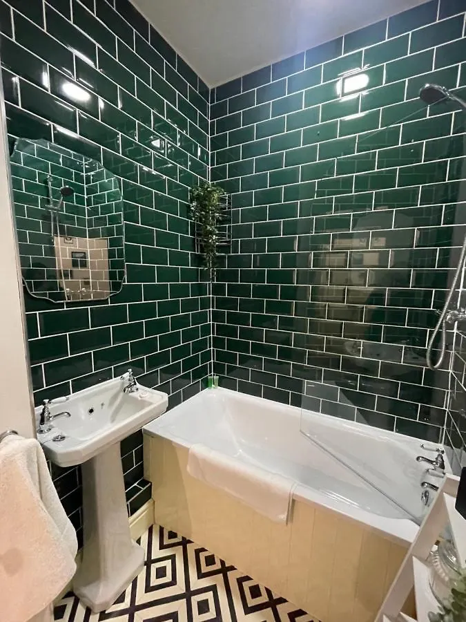 Hoole House- Bright And Modern 2 Bedroom House, Close To Chester Train Station And The City Centre Holiday home