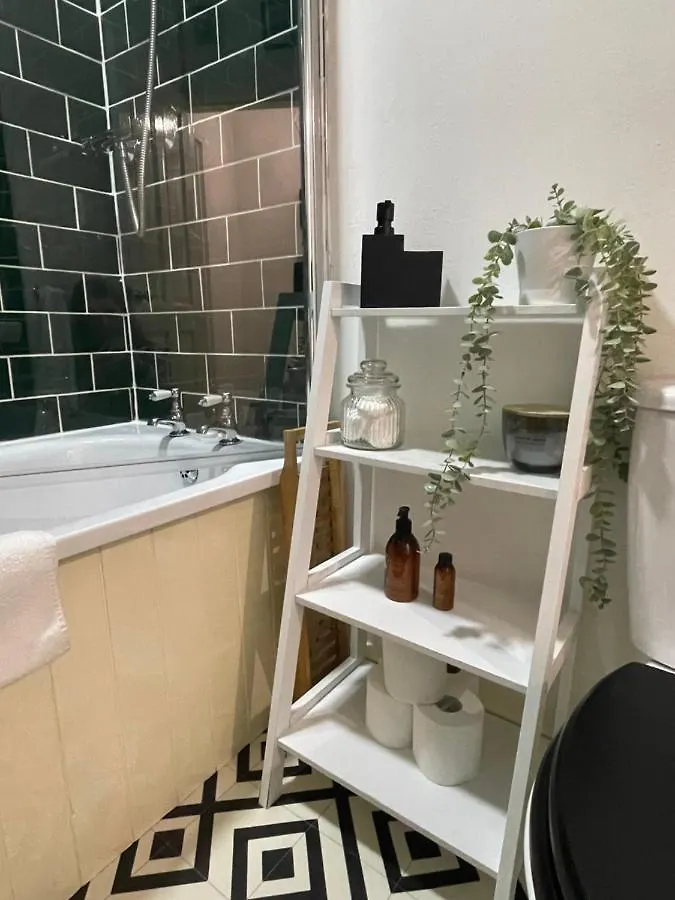 Hoole House- Bright And Modern 2 Bedroom House, Close To Chester Train Station And The City Centre 0*,  United Kingdom