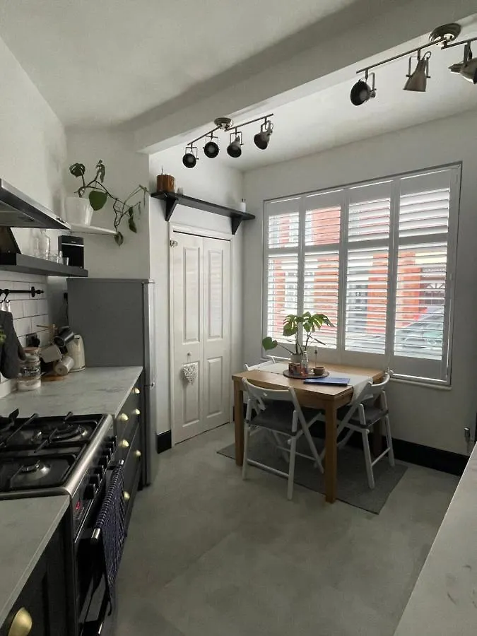 Holiday home Hoole House- Bright And Modern 2 Bedroom House, Close To Chester Train Station And The City Centre