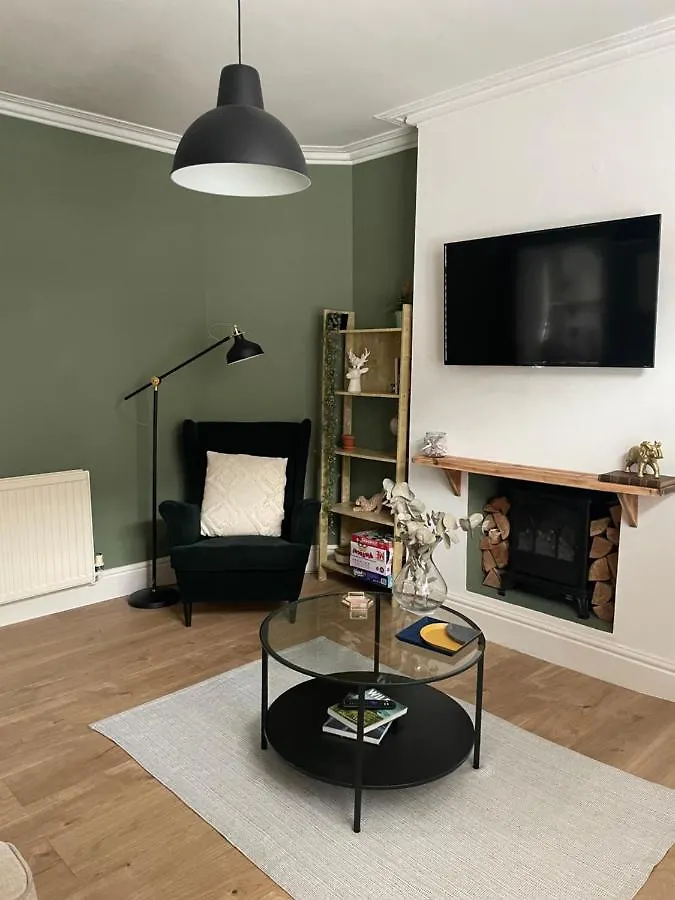 Hoole House- Bright And Modern 2 Bedroom House, Close To Chester Train Station And The City Centre